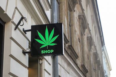 Picture of building with marijuana leaf sign that says SHOP